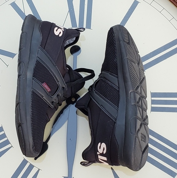 levi's running shoes